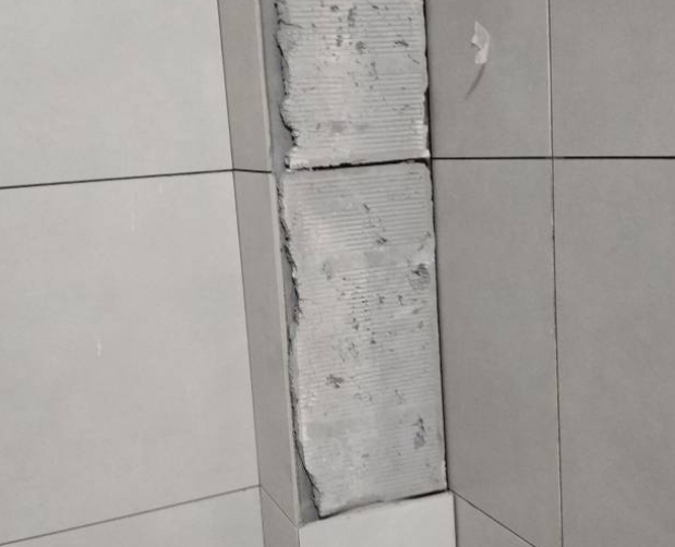 绥芬河瓷砖空鼓维修公司分享下瓷砖施工前基层浇水润湿程度不足，可能导致以下问题